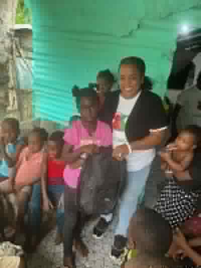 Entrega de juguetes a niños de la comunidad