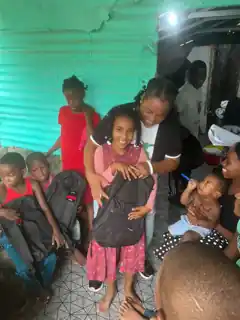 Niños beneficiados con mochilas escolares