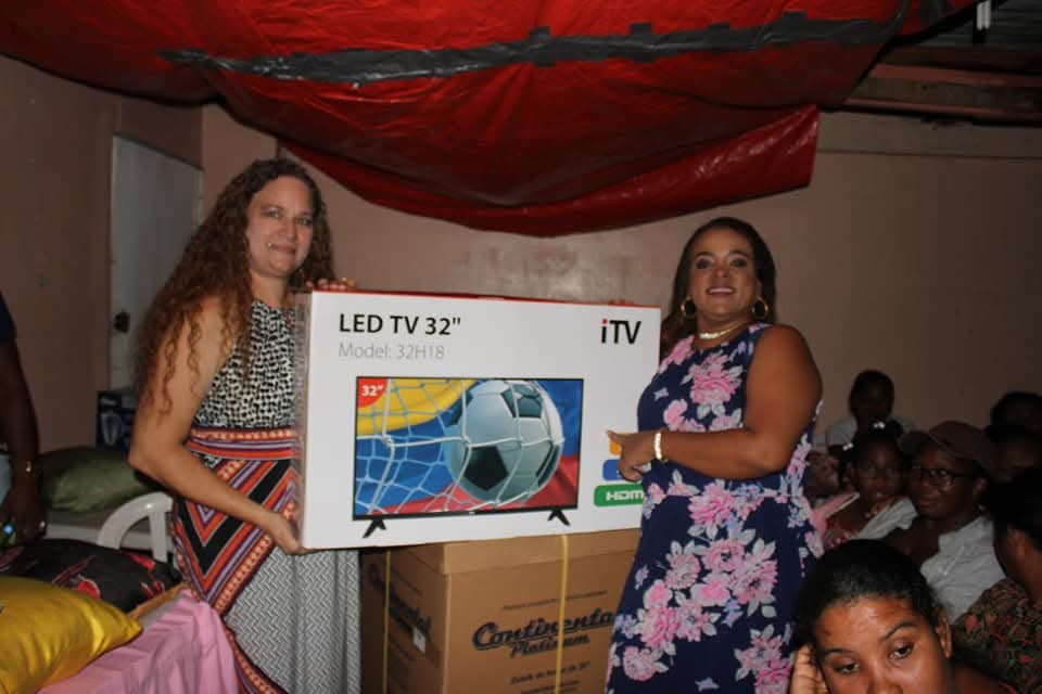 Entrega de una donación para la comunidad